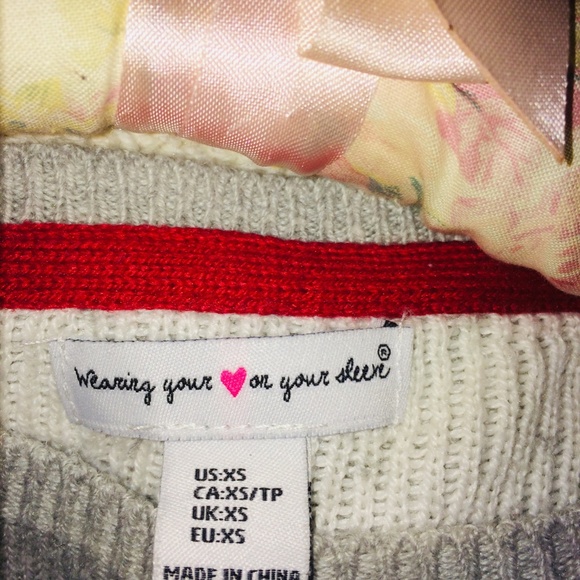 Ladies/Girls adorable, lightweight, soft-warm Holiday sweater. - Picture 4 of 5